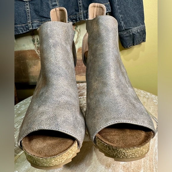 EUC Boutique by Corky’s “Sunburst” Metallic PeepToe Leather Wedge Bootie Size 10 - Picture 5 of 13